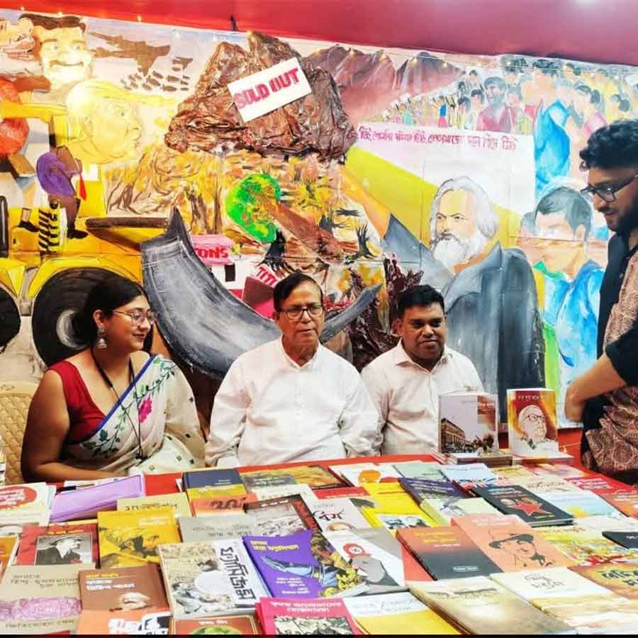বাঁকুড়ায় সিপিএমের ছাত্র সংগঠনের উদ্যোগে ‘বইঠকখানা’য় অমিয় পাত্র-সহ নেতারা।