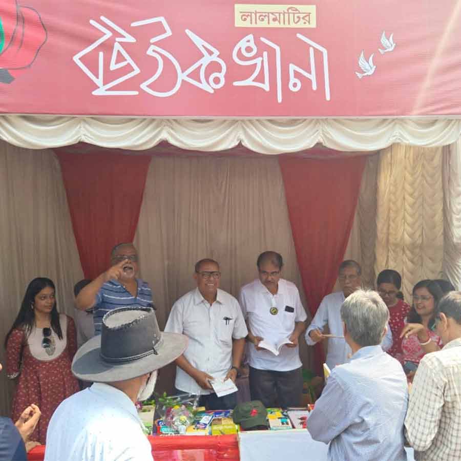 বাঁকুড়ায় সিপিএমের ছাত্র সংগঠনের উদ্যোগে ‘বইঠকখানা’য় অমিয় পাত্র-সহ নেতারা। 