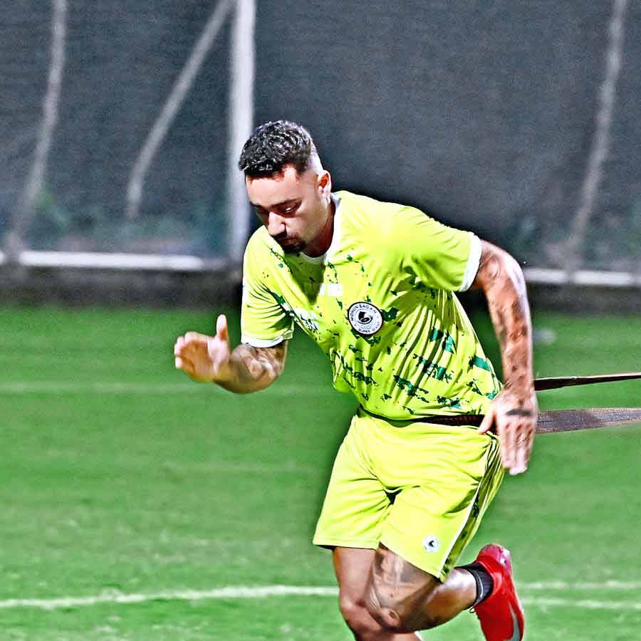 মগ্ন: লক্ষ্য সুপার কাপ জয়। অনুশীলনে রবসন।