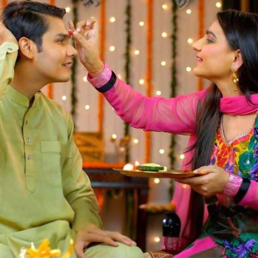 ছড়ার সুরে সুরে কড়ে আঙুলের ডগায় চন্দন, কপালে এঁকে দেওয়া ফোঁটা বলে যায় এক চিরন্তন ভালবাসার গল্প। 