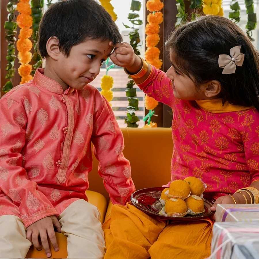 সকালের প্রথম আলোয় ধান, দূর্বা, চুয়া-চন্দনের মায়া বাঁধনে বাঁধা পড়ে শুধু ভাল থাকার কামনা। সুখের আনন্দে সম্পদ, দুখের বিপদে বর্ম হয়ে থাকার অঙ্গীকার ভাইফোঁটা। একান্ত ভাবে ভাই-বোনের উৎসব। 