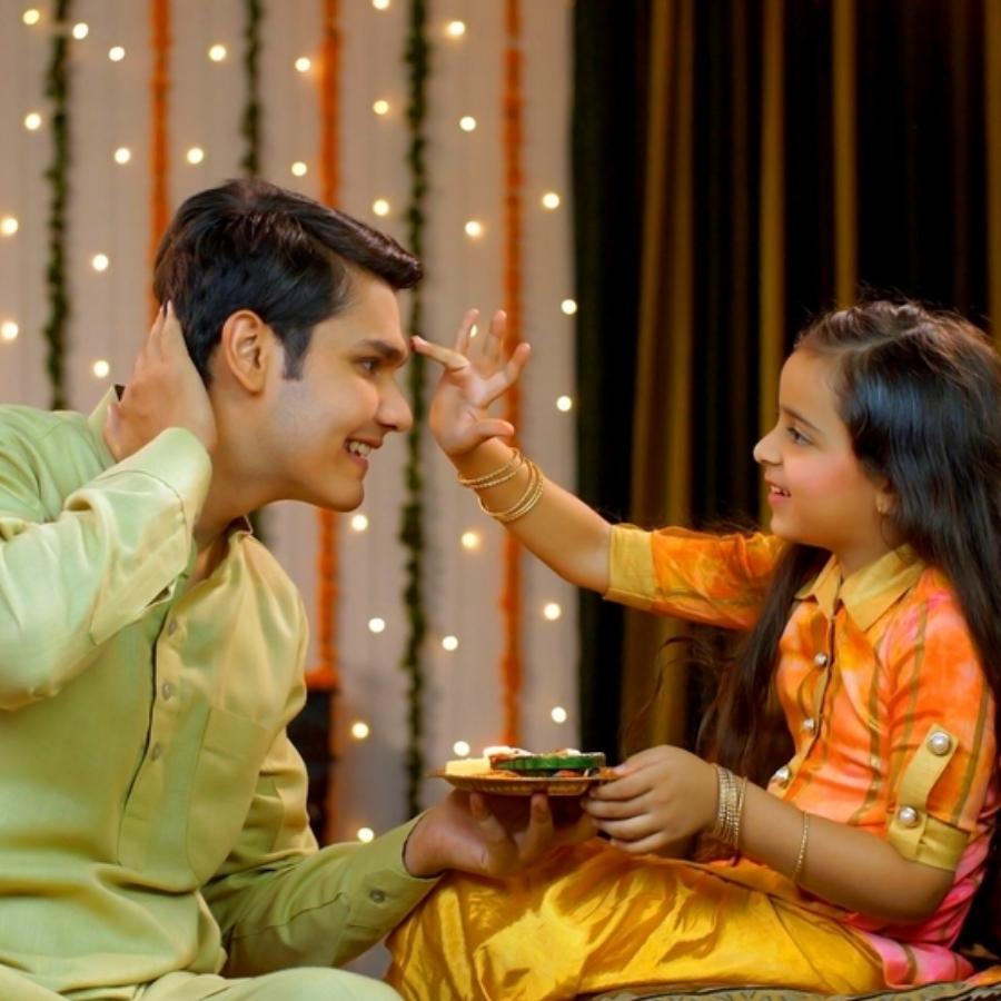 সেই থেকেই কার্তিক মাসে শুক্ল পক্ষের দ্বিতীয় দিনটিতে ভাইয়ের মঙ্গল কামনায় পালিত হয় ভাইফোঁটা।