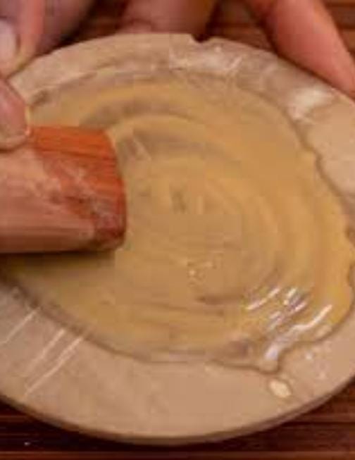 ভাইফোঁটাকে আবার দেখা যেতে পারে সূর্য-সংক্রান্ত উৎসবের প্রেক্ষিতেও। এখানে চন্দনের ফোঁটা হয়ে উঠেছে সূর্যের রূপক।