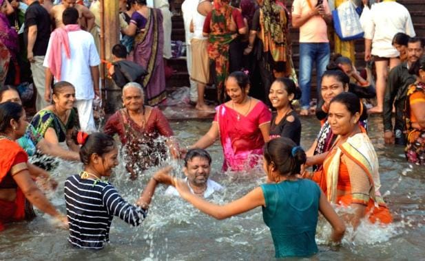 এই তিথি অনেক জায়গায় যমদ্বিতীয়া নামে পরিচিত। উত্তর ভারতে আবার ভাই-বোন সম্মিলিত হয়ে যমুনায় স্নানের রেওয়াজও রয়েছে।