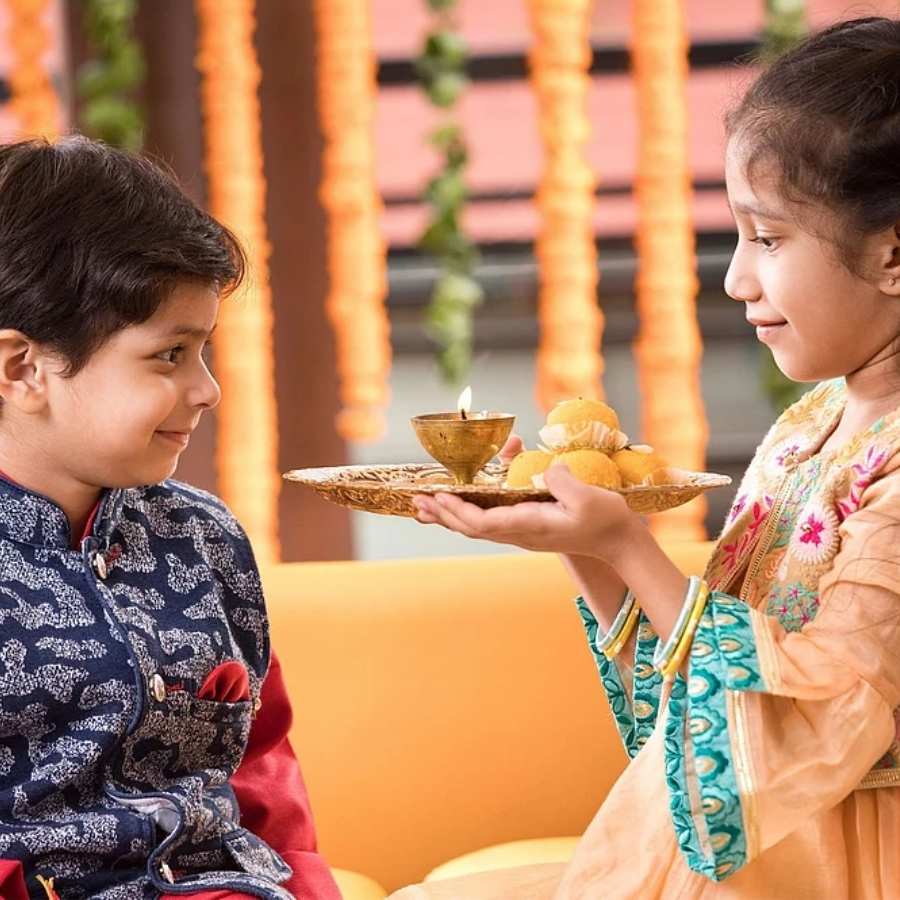 তবে ছড়ার কাহিনিতে আম বাঙালির ঘরে ঘরে যম-যমুনার ছড়া যেন ভাই বোনের সম্পর্কের বাঁধন মজবুত করে তোলার ম্যাজিক মন্ত্র। সারা বছর কাটে যেমন তেমন, এই একটি দিনেই অন্য সব সম্পর্ককে ছাপিয়ে মুখর হয়ে ওঠা ভাই-বোন, দাদা-দিদিদের টক-ঝাল-মিষ্টি গল্প আর দেদার আনন্দ!  (এই প্রতিবেদনটি ‘আনন্দ উৎসব’ ফিচারের একটি অংশ)।