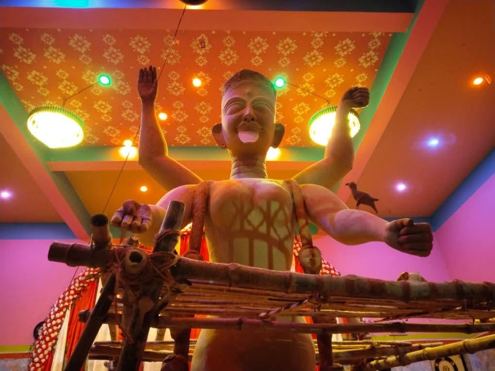 প্রায় ৩০০ বছর আগের কথা। রাতের অন্ধকারে ডাকাতের দল পুনর্ভবা নদী পেরিয়ে এসেছে এখানে মশাল জ্বালিয়ে পুজো করতেন কালীর। 