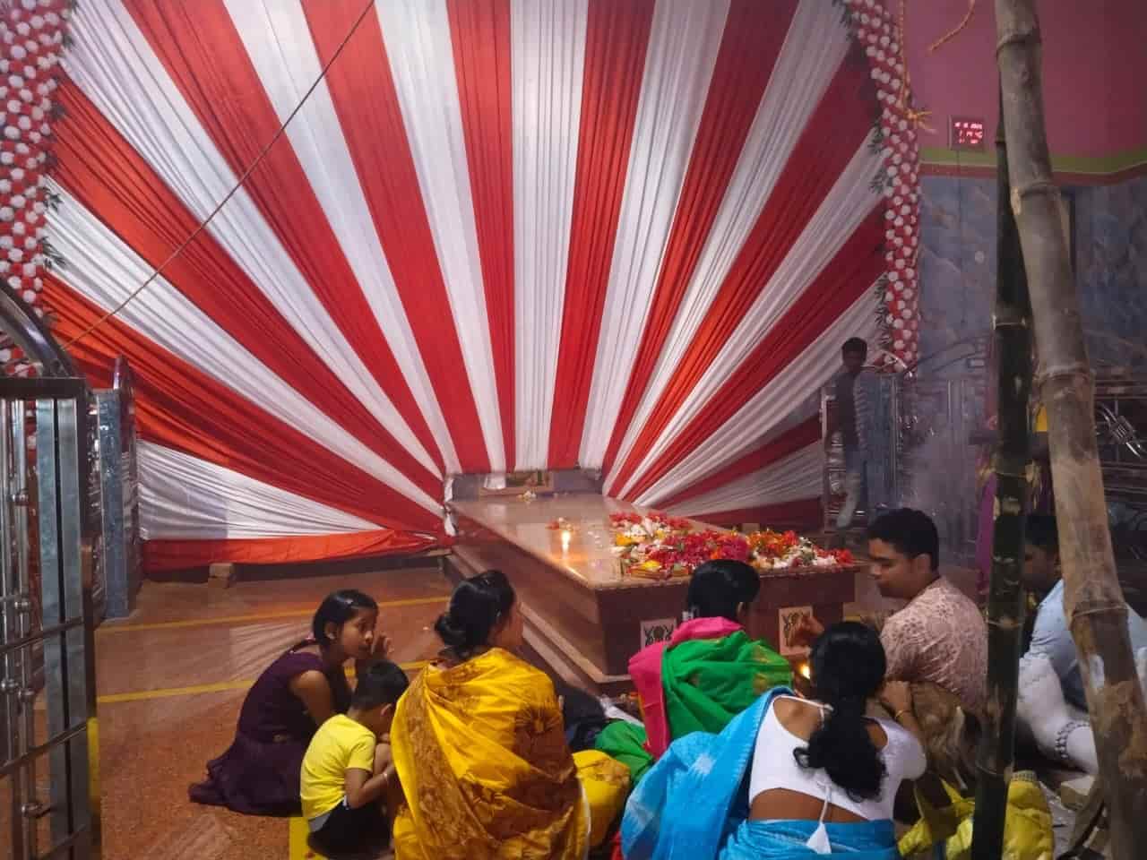 কথিত, ব্রিটিশ আমলে এক জমিদার জঙ্গল ঘেরা এই পরিত্যক্ত জায়গায় খুঁজে পেয়েছিলেন পুজোর বেদি। 