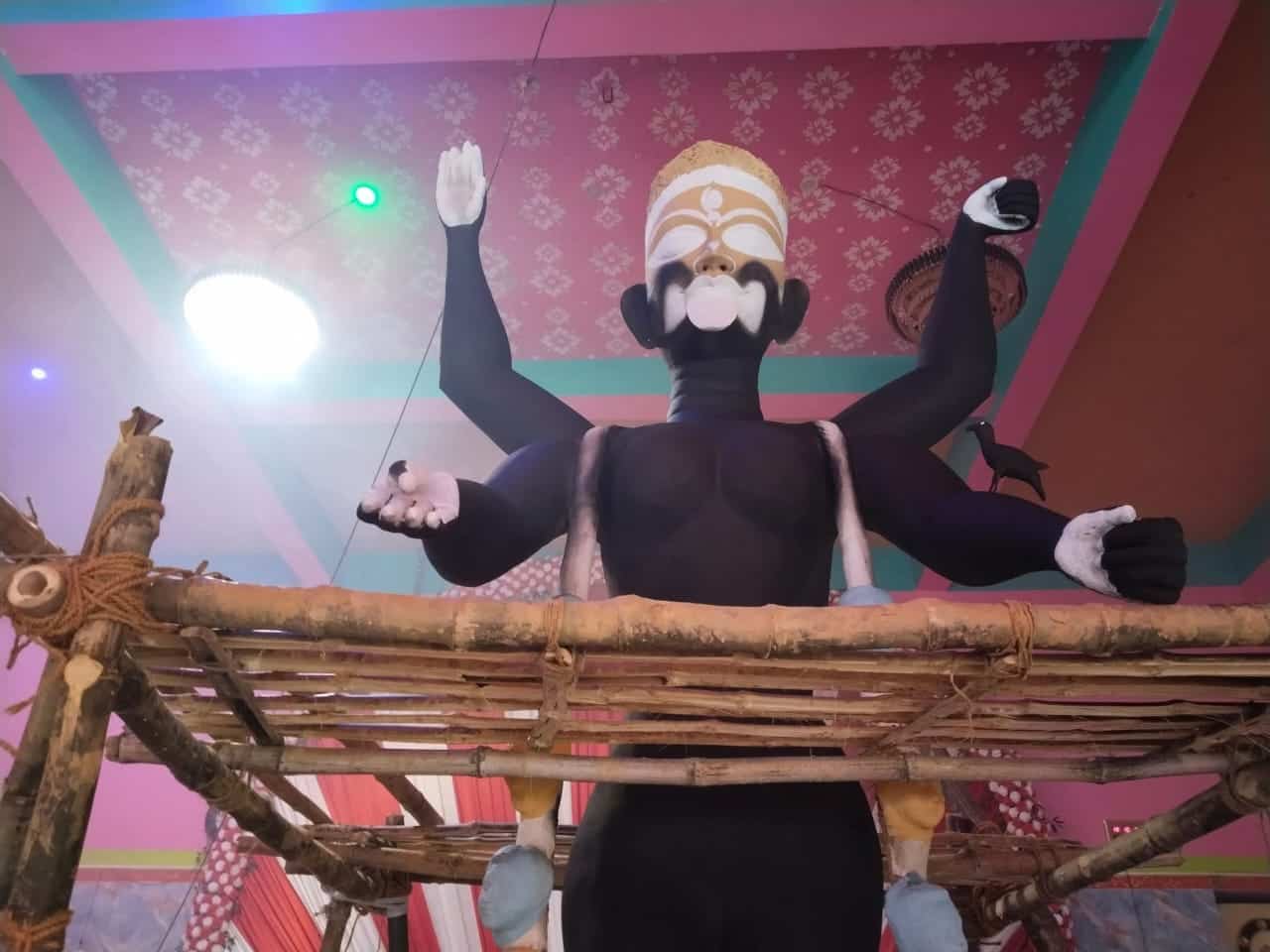 তার পর তাঁর থেকে সেই দায়িত্ব গিয়ে বর্তায় বংশধরদের কাঁধে। তৈরি হয় মন্দির। 