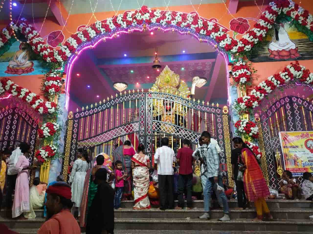 বলা হয়, তখন দেবীর সামনে পাঁঠা বলি হত, তখন বেঁধে রাখা হত শিকলে। যদিও এখন সেই নিয়ম নেই। 