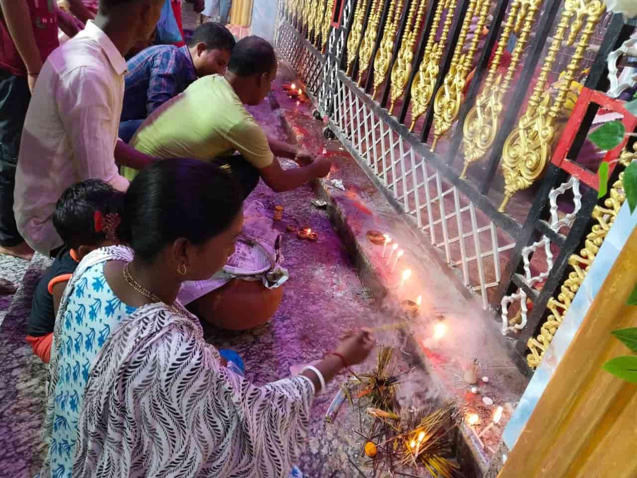  কথিত, চক্ষুদানের সময়ে নাকি দুলতে থাকে দেবীর মূর্তি। সেই কারণেই বেঁধে রাখা হত তাঁকে। পাশাপাশি কাপড় দিয়ে ঢেকে দেওয়া হত মন্দিরের দরজা। 