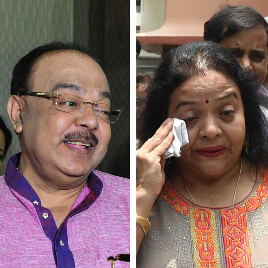 (বাঁ দিকে) শোভন চট্টোপাধ্যায়। রত্না চট্টোপাধ্যায় (ডান দিকে)।