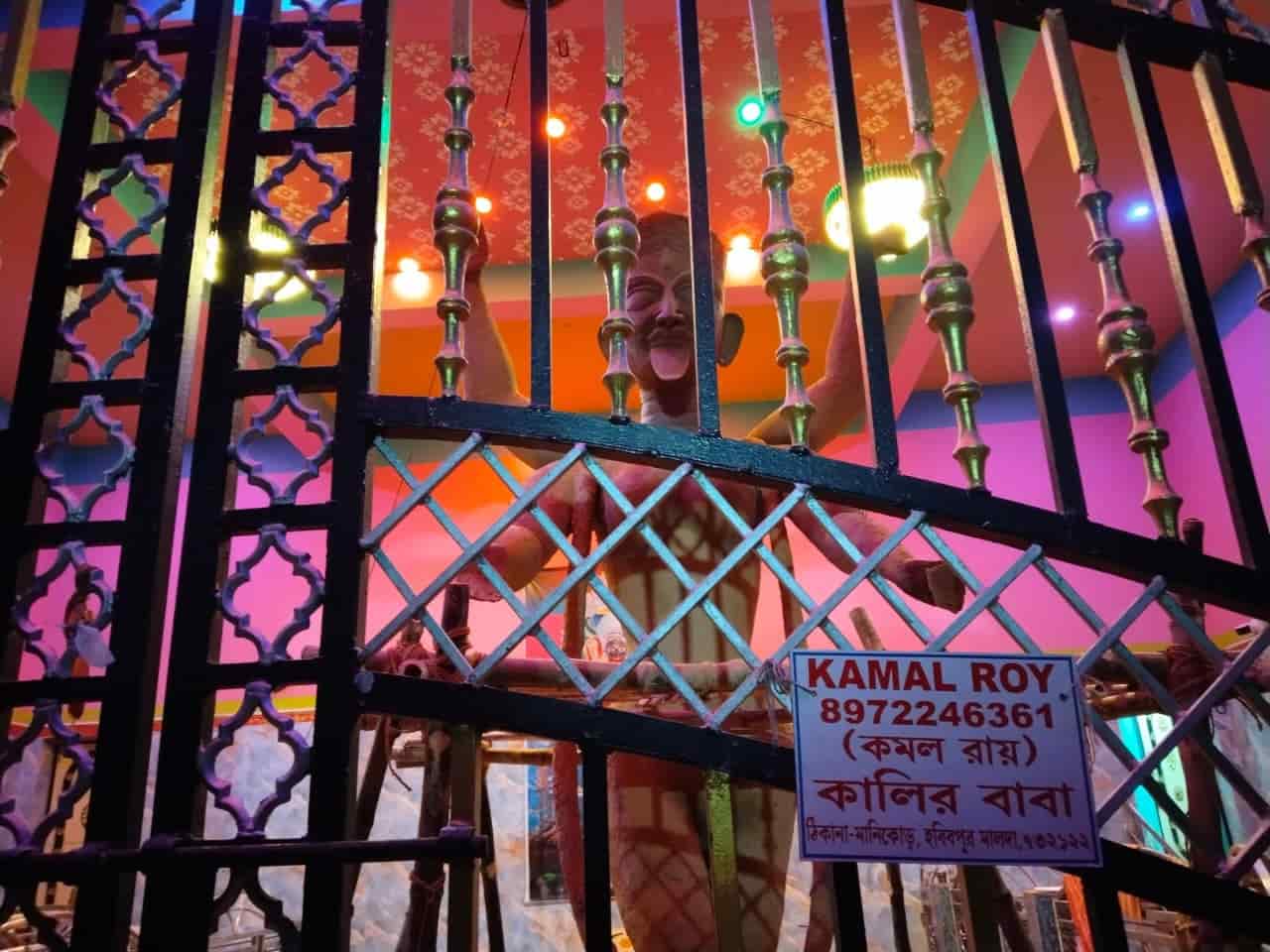  তরুণী তাঁর থেকে শাঁখা কিনে হাতে পরে। শাঁখারি তার দাম চাইলে মেয়েটি জানায়, তার বাবা আসছেন এবং তিনিই মেটাবেন দাম। 