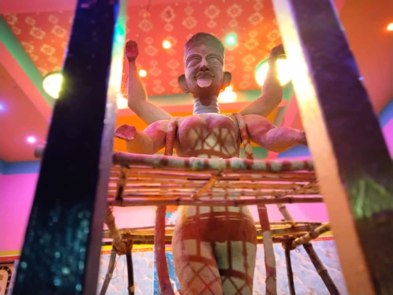 বাবার খোঁজ করতে অন্য দিকে তাকাতেই হঠাৎই হাওয়ায় মিলিয়ে যায় মেয়েটি। উল্টো দিক থেকে আসছিলেন মন্দিরের সেবায়েত কালী বাবা। 