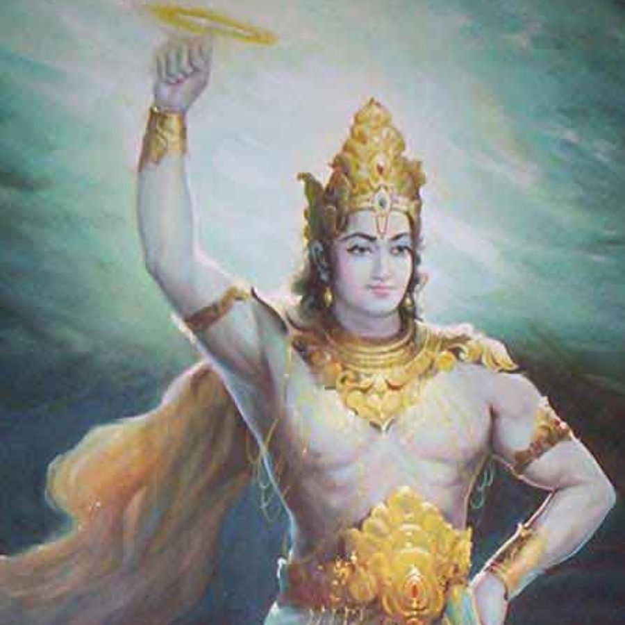 কথিত, ধনত্রয়োদশীর পরের দিন চতুর্দশী তিথিতে নরকাসুরকে বধ করেন শ্রীকৃষ্ণ। বিজয়লাভের পর দ্বারকায় ফিরে আসেন তিনি। তাঁর পথ চেয়েছিলেন বোন সুভদ্রা। 