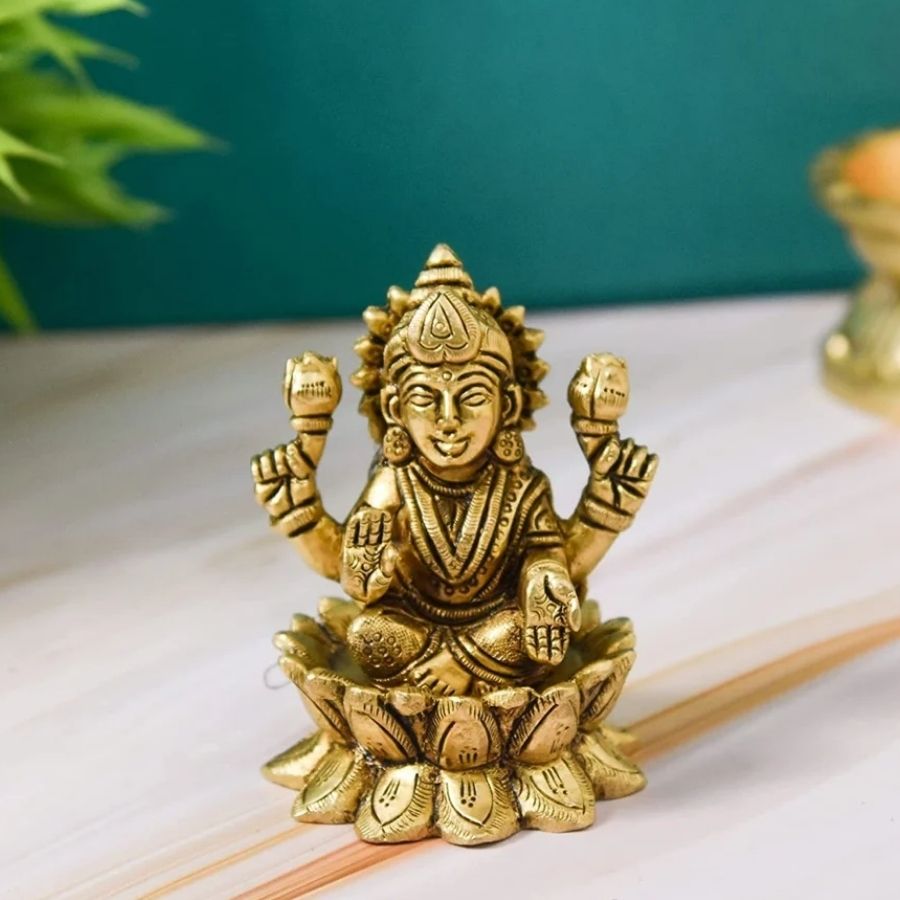 অনেক চেষ্টা করেও দেবতারা বিষ্ণুকে বালির হাত থেকে উদ্ধার করতে সমর্থ হননি। তখন তাঁরা দেবী লক্ষ্মীর শরণ নেন।