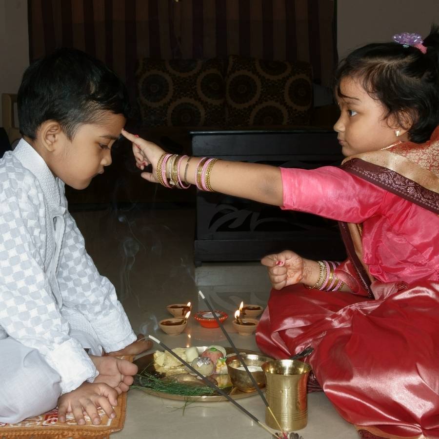 ভাইফোঁটা শুধু বাঙালির উৎসব নয়, নানা প্রদেশে নানা নামে পরিচিত।  উত্তর-পশ্চিম ভারতে ভাইফোঁটা ‘ভাইদুজ’। মহারাষ্ট্র, গোয়া ও কর্ণাটকে এই উৎসবকে বলা হয় ‘ভাইবিজ’। নেপালে বলা হয় ‘ভাইটীকা’। 