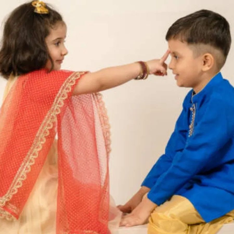  সেই থেকেই ভাইয়ের কপালে ফোঁটা দিয়ে ভাইফোঁটা উত্‍সব পালনের শুরু।