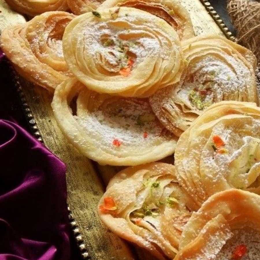 এই তালিকা থেকে খাজা না হয় এ বার দোকান থেকে না-ই বা কিনলেন! বাড়িতেই বানিয়ে ফেলুন। কী ভাবে? চলুন সেটাই জেনে নেওয়া যাক। 