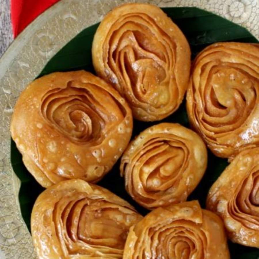 খাজা বানাতে কী কী উপকরণ লাগবে সেই তালিকায় আগে চোখ বুলিয়ে নিন। যদিও সবই রান্নাঘরে সহজলভ্য। খাজা বানাতে লাগবে ময়দা, চিনি, ফুড কালার (অপশনাল), ঘি, সাদা তেল। 