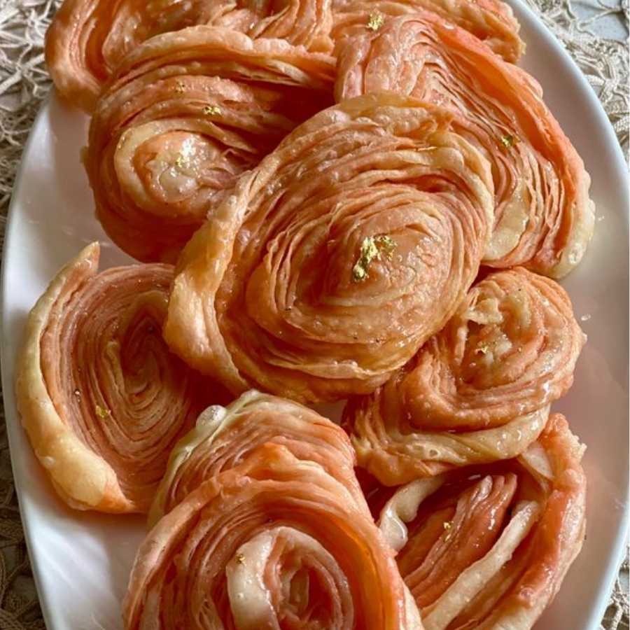 এ বার খাজা বানানোর জন্য সবার আগে এক কাপ ময়দা নিন। জল দিয়ে মেখে একটা ডো বানান। 