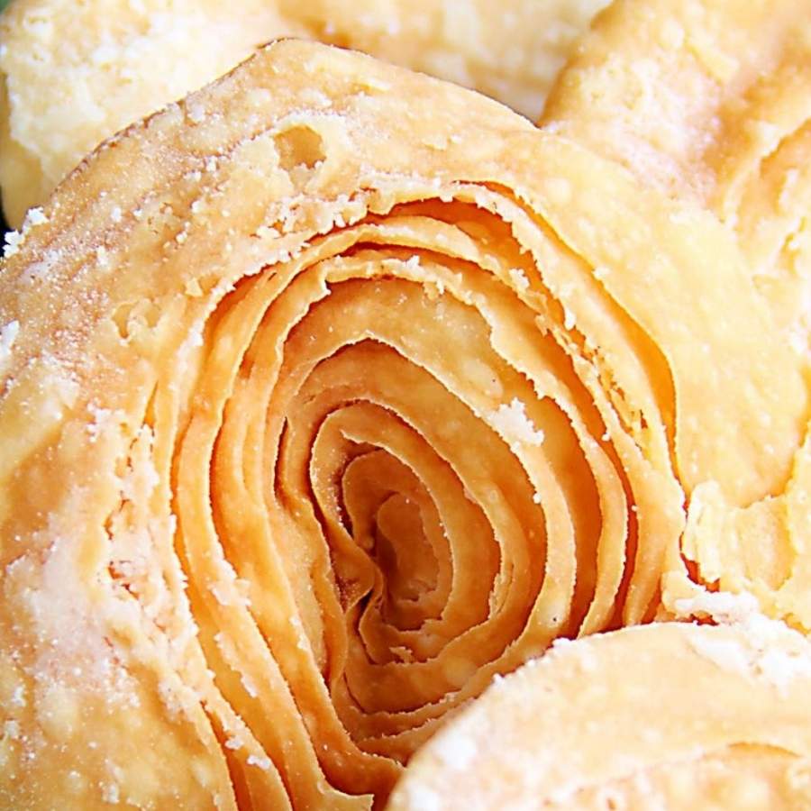 তত ক্ষণ ওভেনে একটা কড়াই বসিয়ে তাতে দুই কাপ চিনি এবং পরিমাণ মতো জল দিন। চাইলে সামান্য ফুড কালার মিশিয়ে নাড়তে থাকুন। চিনির সিরা ঘন হয়ে এলে নামিয়ে নিন। 