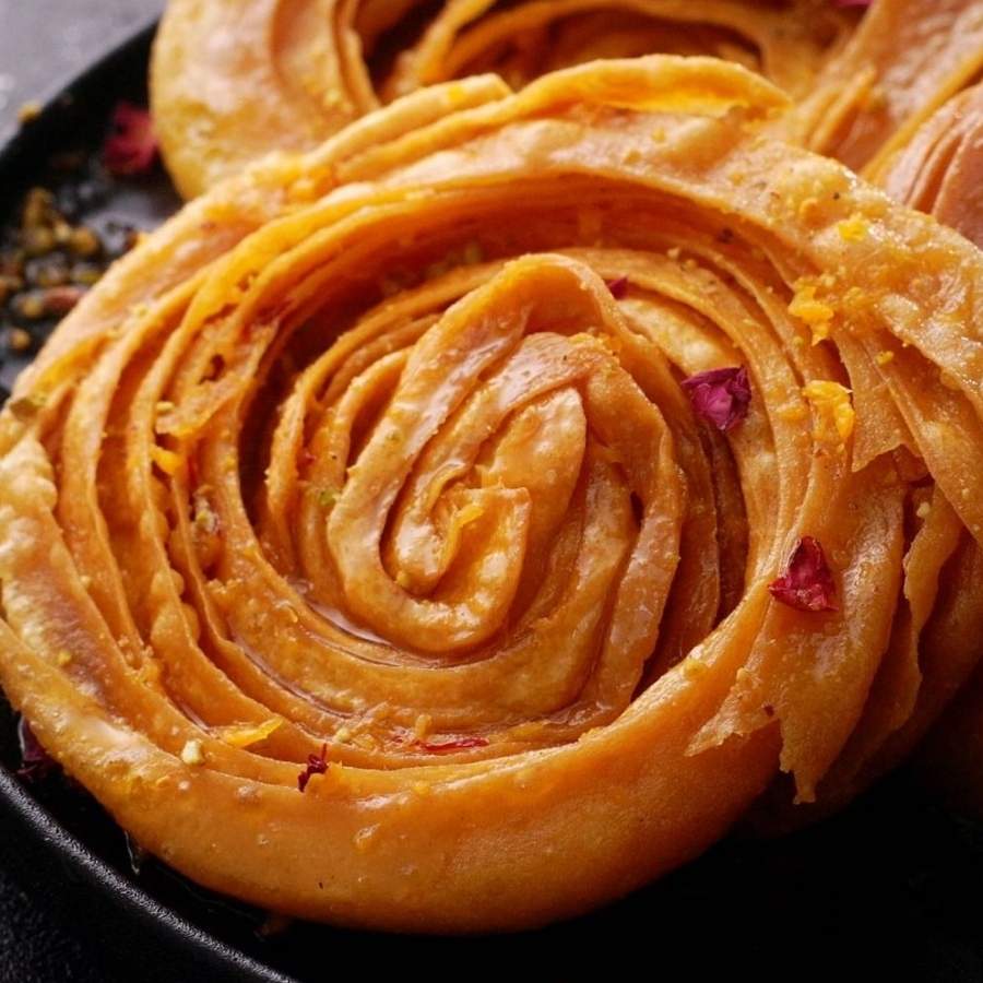 একটি বাটিতে দুই চামচ ঘি এবং একটু ময়দা দিয়ে একটা মিশ্রণ বানিয়ে নিন। 