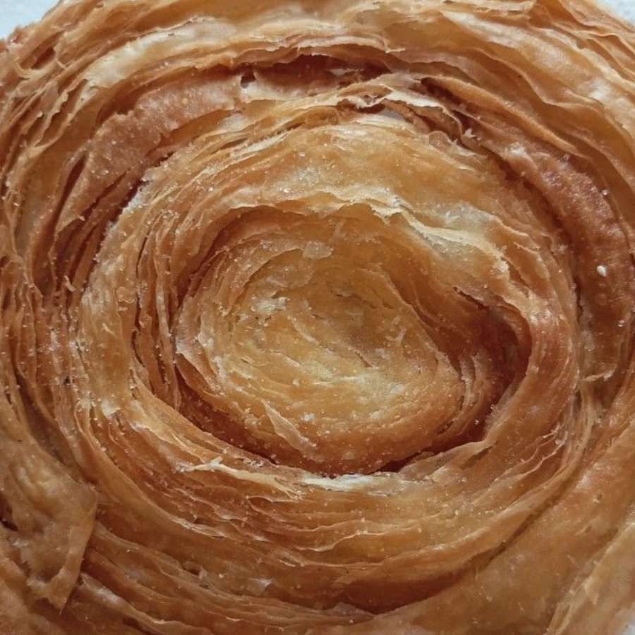 এর পর যে ডো বানিয়ে রেখেছিলেন তার থেকে রুটির মতো লেছি কেটে নিন। এ বার সেগুলিকে পাতলা করে বেলে নিন। 