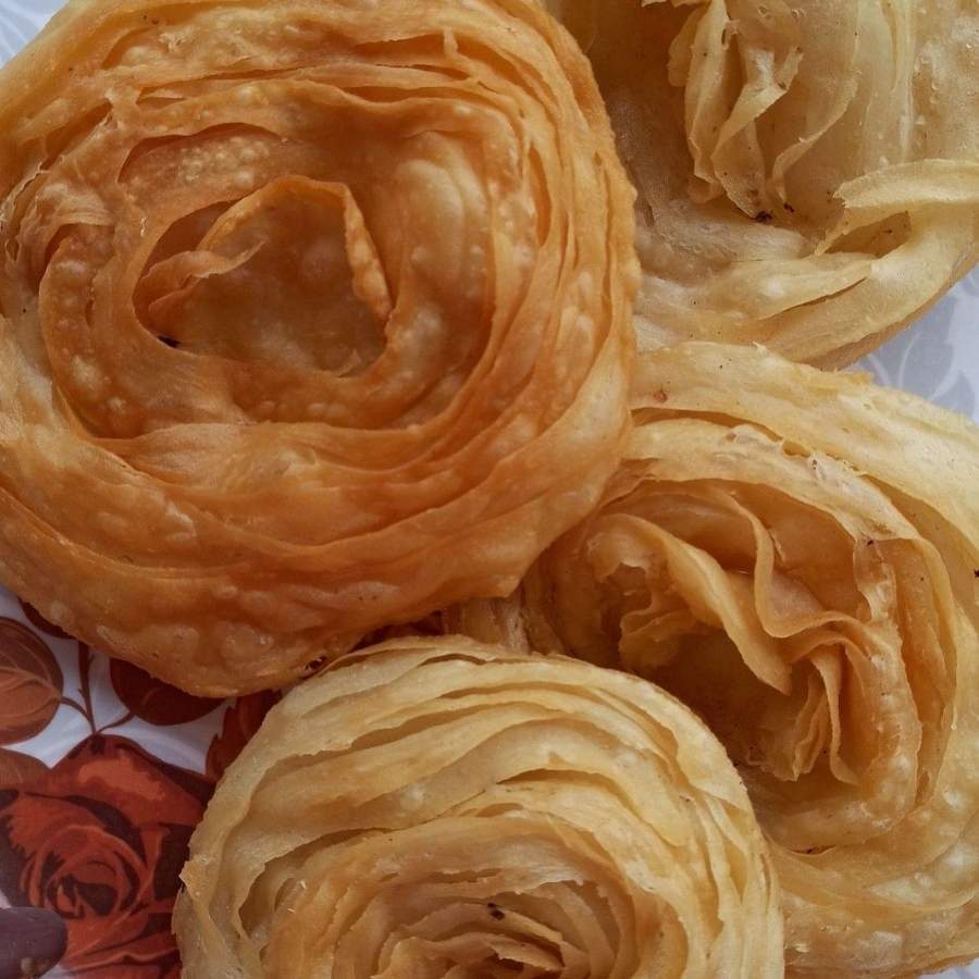 একটি রুটির উপর আরেকটা দিয়ে দিন, তবে দুটোর মাঝে ওই ঘি-ময়দার যে মিশ্রণ বানিয়েছিলেন সেটা লেয়ার করে দিতে থাকুন। 