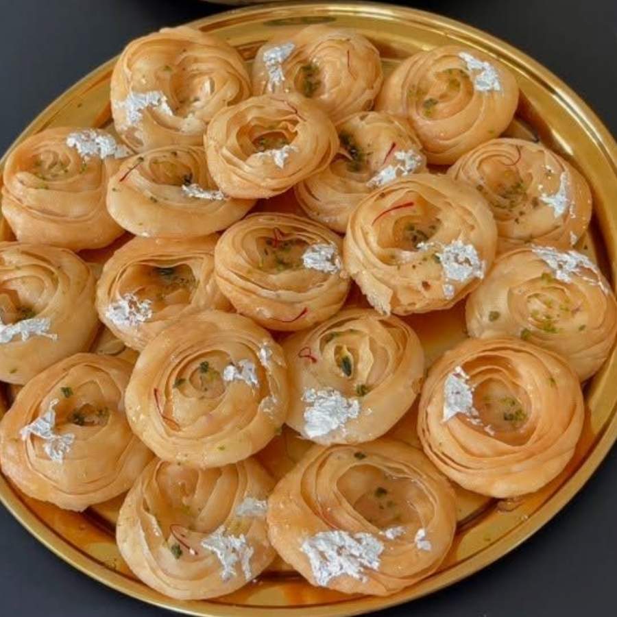 এ বার ছুরি দিয়ে লম্বা লম্বা করে কেটে নিন। 