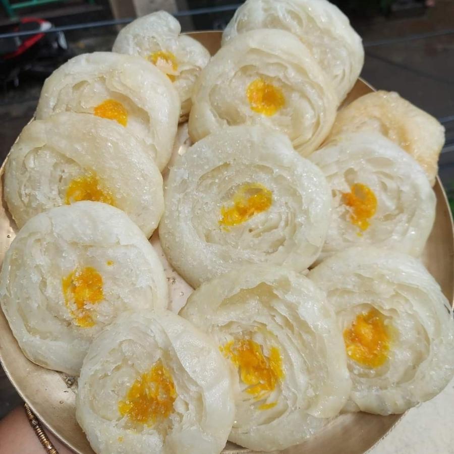 এই টুকরোগুলিকে লাচ্ছা পরোটার লেছির মতো করে ঘুরিয়ে ঘুরিয়ে লেছি বানান। 