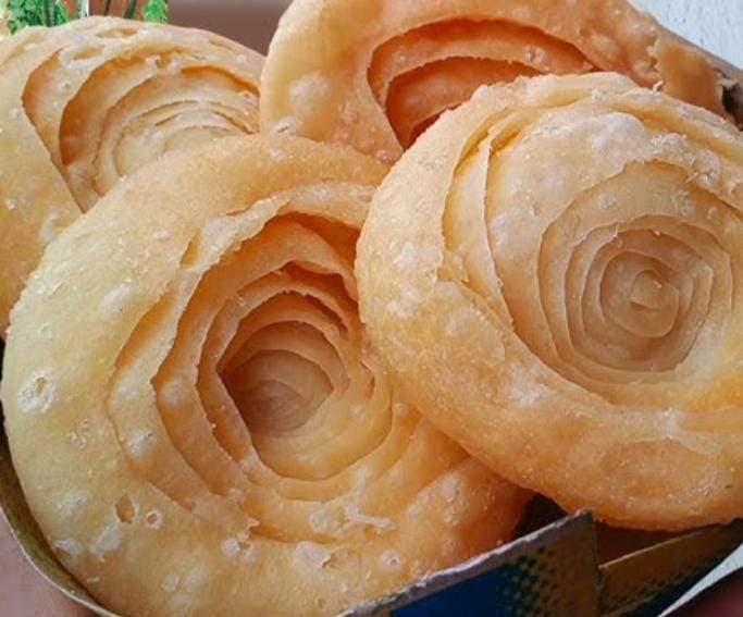 কড়াইয়ে সাদা তেল দিন। তেল গরম হলে তাতে এই এক একটি খাজা ছেড়ে দিন। 