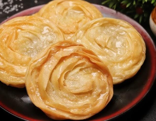 ভেজে তুলে ডুবিয়ে দিন চিনির সিরায়। চিনির সিরা থেকে তুলে নিলেই তৈরি ভাইফোঁটার খাজা। (এই প্রতিবেদনটি ‘আনন্দ উৎসব’ ফিচারের একটি অংশ)।