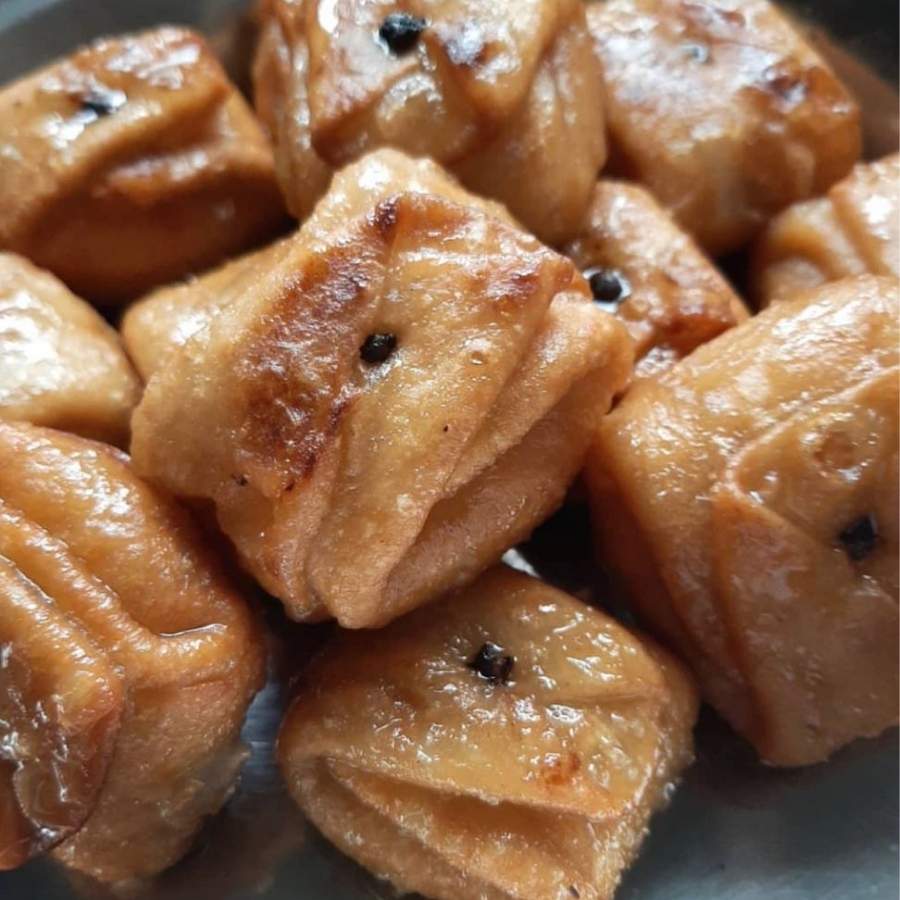 লবঙ্গ লতিকা বানানোর জন্য প্রয়োজন ময়দা, লবঙ্গ, চিনি, সাদা তেল, সামান্য নুন, গুঁড়ো দুধ, লিকুইড দুধ, এবং ঘি। 