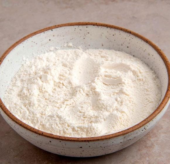 সবার আগে দেড় কাপ ময়দা নিন। এ বার এটিকে প্রথমে সাদা তেল এবং সামান্য নুন দিয়ে মাখুন। তার পর পরিমাণ মতো জল দিয়ে মেখে একটা ডো বানান। 