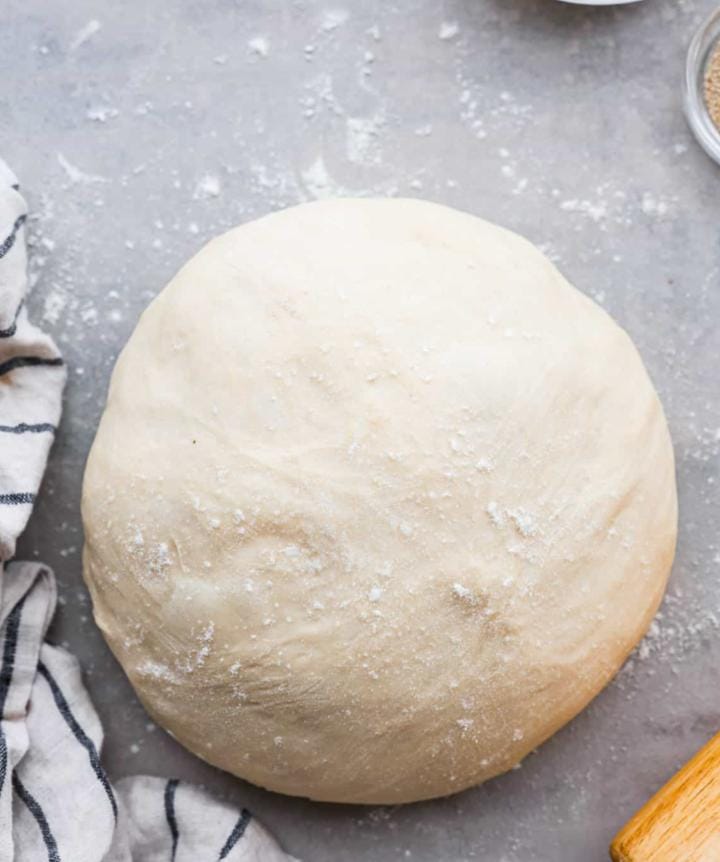 নরম করে ডো মেখে অন্তত আধ ঘণ্টার জন্য সরিয়ে রেখে দিন। 