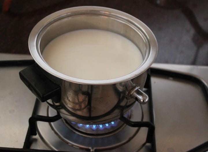 এ বার হাফ লিটার দুধ ওভেনে বসান। ভাল করে ফুটিয়ে তাতে আধ কাপ গুঁড়ো দুধ দিন। ভাল করে নাড়তে থাকুন। 