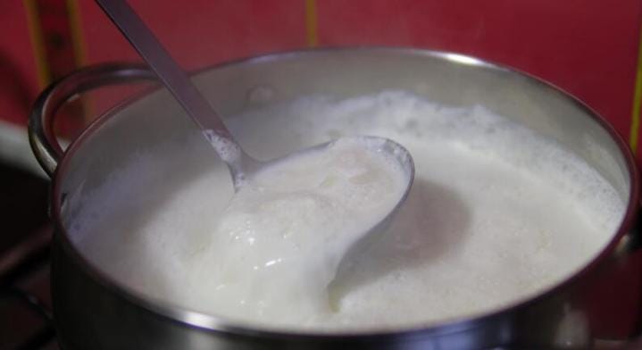 যখন লিকুইড দুধের তরল ভাব টেনে আসবে একদম, দেখবেন ক্ষীর তৈরি হয়ে গিয়েছে সুন্দর। এ বার এটিকে ঠান্ডা হতে দিন। 