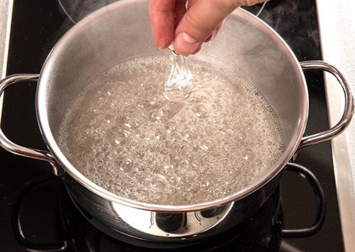 তত ক্ষণ চিনির সিরা বানিয়ে নিন। একটি পাত্রে দুই কাপ চিনি, পরিমাণ মতো জল দিয়ে ভাল করে নাড়তে থাকুন। ঘন করে চিনির সিরা বানিয়ে নিন। 