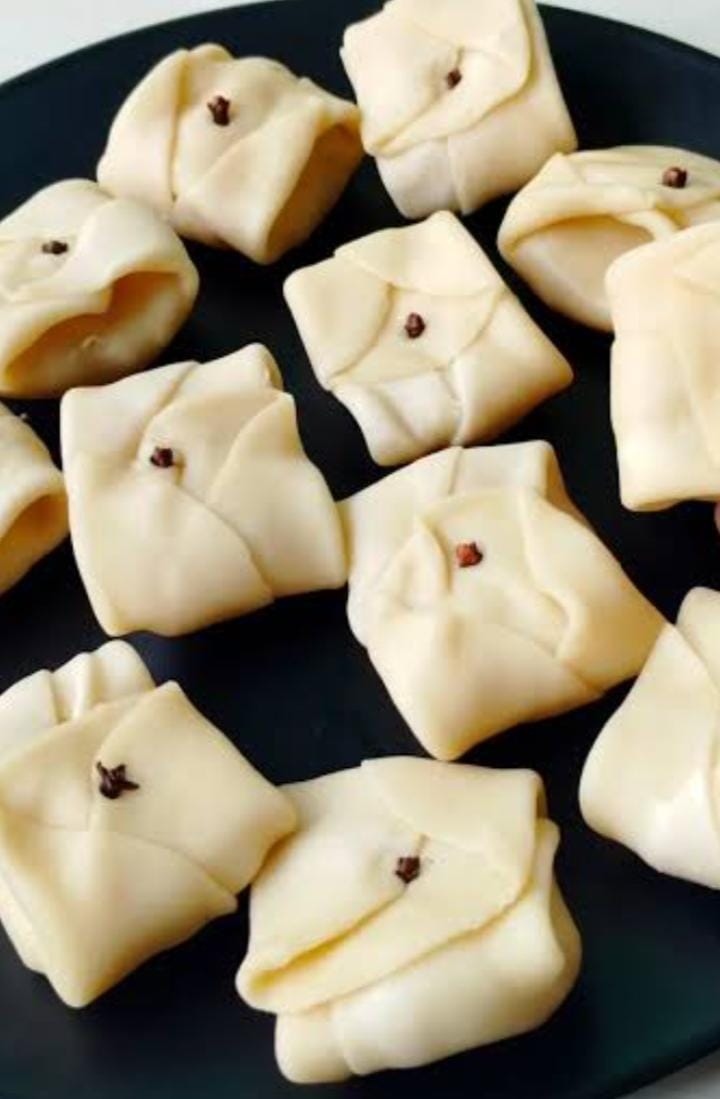 ব্যস তৈরি লবঙ্গ লতিকা। এ বার এটিকে ভাজার পালা। 