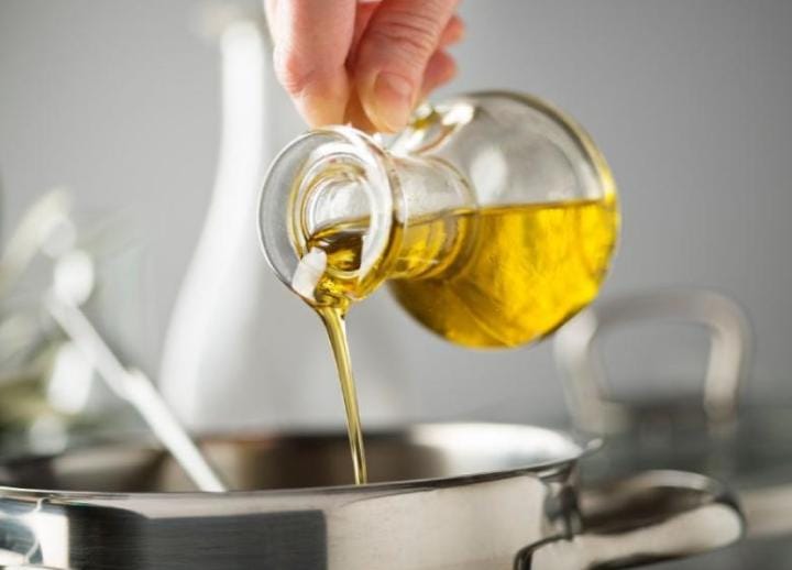 ওভেনে একটা কড়াই বসিয়ে তাতে সাদা তেল দেবেন। ডুবো তেলে ভাজা হবে সেই মতো তেল দেবেন। 