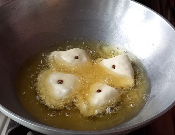 তেল গরম হলে লবঙ্গ লতিকাগুলি ছেড়ে দিন তাতে। আঁচ কম রাখবেন। ভাল করে ভেজে নিন। 