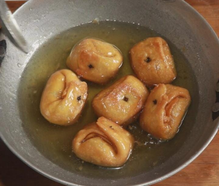 এ বার সেগুলি তুলে দিয়ে দিন চিনির সিরায়। 