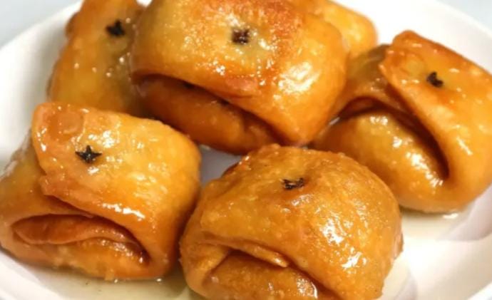 চিনির সিরা থেকে তুলে নিলেই তৈরি লবঙ্গ লতিকা। 