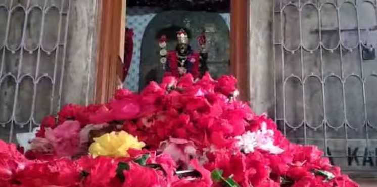 ডাকাতদের আরাধনা: স্থানীয় ইতিহাস অনুসারে, ডাকাতরা ডাকাতি করতে যাওয়ার আগে এই ঘন জঙ্গলে পুজো দিত। বিখ্যাত রঘু ডাকাতও এই কালীর সাধনা করেছিলেন বলে লোকমুখে শোনা যায়।