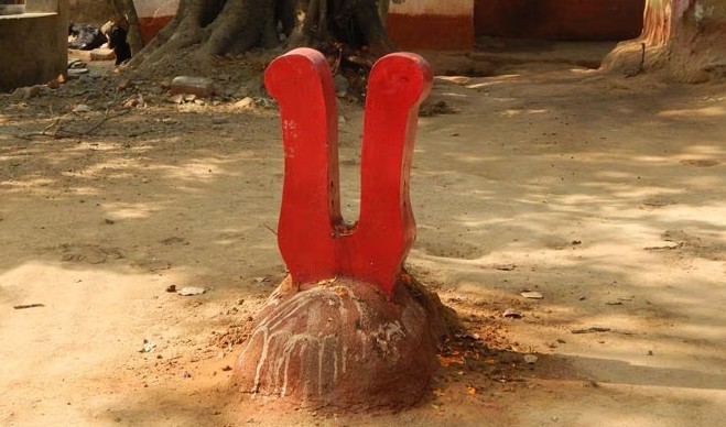 নরবলি থেকে মুক্তি: এক সময়ে দেবীর সামনে নরবলি দেওয়া হত! শোনা যায়, সেই সময়ে নরমুণ্ড দেখে ভয় পেয়েছিলেন তান্ত্রিক নটবর ভট্টাচার্য। এর পরে নাকি দেবী স্বয়ং স্বপ্নাদেশ দিয়ে তাঁকে নরবলি বন্ধ করতে বলেন!