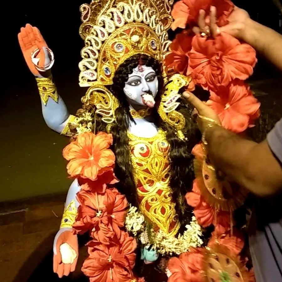 কালীপুজোর পর দিন সন্ধেবেলা  বিসর্জনের ঢাক যখন বেজে ওঠে, দেবীকে বিদায় জানাতে যখন সকলে ব্যস্ত তখন শুরু এক নতুন উৎসবের তোড়জোড়। অনেক বাড়িতেই তখন ভাইফোঁটার আবহ। 