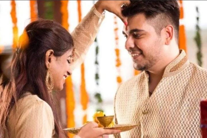 পূর্ববঙ্গ নদী প্রধান। মেঘলা আকাশ, যখন তখন বৃষ্টি উৎসবেও প্রভাব ফেলত। তখন মোটর গাড়ির হাঁকডাক দূরস্থ। জলের দেশে জলে-জলে চলা। বাড়িতে বাঁধা জলের যান।  দূর দেশে বোনের বাড়ি, দূর দেশে দাদাটি থাকেন, কিংবা কন্যার শ্বশুরবাড়ি-বাপেরবাড়ির পথটি- সুদূর, তাই এক দিন হাতে রাখার ব্যবস্থা। 'প্রতিপদে ফোঁটা' আর 'দ্বিতীয়াতে নীতা' অর্থাৎ 'নিমন্ত্রণ'। বাপের ভিটে মেয়ের আসার পথটি সহজ নয়, নিজের সংসারের ভার সামলে তবেই সে দেখে যেতে পারে বাপ-মা-ভাই স্বজনদের। আকাশ ভাঙা বৃষ্টি, উতলা নদী যেন বাধা হয়ে না দাঁড়ায় ঘরের মেয়ে ঘরে ফেরার পথে- এ যেন অনেকটা তারই ব্যবস্থা। কিংবা ভাই-দাদাটিকে আর একটু বেশি ধরে রাখা।