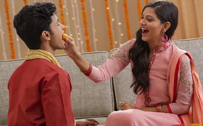 পূর্ববাংলার কোনও কোনও অঞ্চলে ভাইফোঁটা উপলক্ষ্যে গান গাওয়ার প্রচলন ছিল। গানগুলোর মাধ্যমে ভাই-বোনের সম্পর্ক ফুটে উঠত। গানটি- আশ্বিন যায় কাতিক আইয়ে গো। দ্বিতীয়ার চান্দে দিল দেখা ॥ ভাই-দ্বিতীয়ার দিলাম ফোঁটা। ওরে ওরে করুয়াল, তুই সহরে যাইতে। ভাই-ফোঁটা কথা শুনতাম গোবর আন্যা দিতে॥