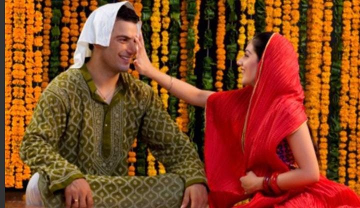  গানটির আরেক রূপভেদ পাওয়া যায়।- আশ্বিন যায় কাতিক আইতে গো। ভাইধনেরে দুতিয়া দিব রঙ্গে॥ পাড়ারি ডাকাইয়া ভইনে রঙ্গী গুয়া পাড়িল গো। ভাইধনের দুতিয়া দিব রঙ্গে।