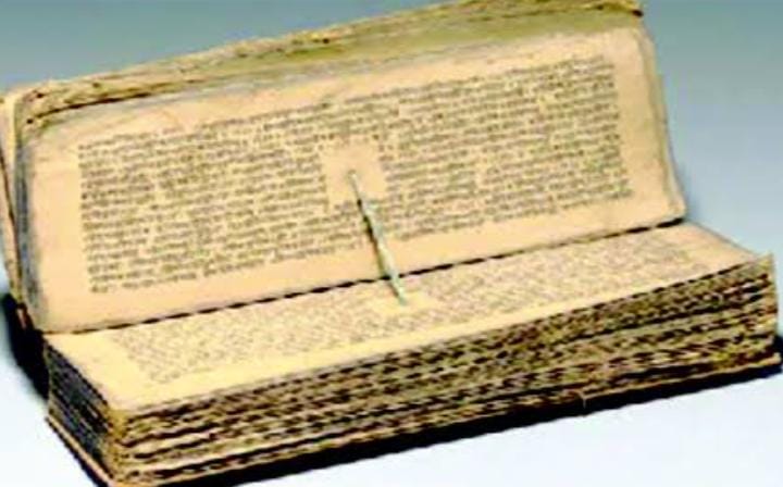 বঙ্গদেশে ভাইফোঁটার সূত্রপাত ঠিক কবে হয়েছিল তার আন্দাজ মেলে সর্বানন্দ সুন্দরী নামের এক তালপাতার পুঁথিতে।  খ্রিস্টপূর্ব ৫২৭ অব্দে বঙ্গে ভ্রাতৃ দ্বিতীয়া প্রথার শুরু।